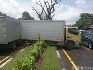 Mobil Boks Tanpa Pengemudi Tabrak Median Jalan Perintis Kemerdekaan Makassar