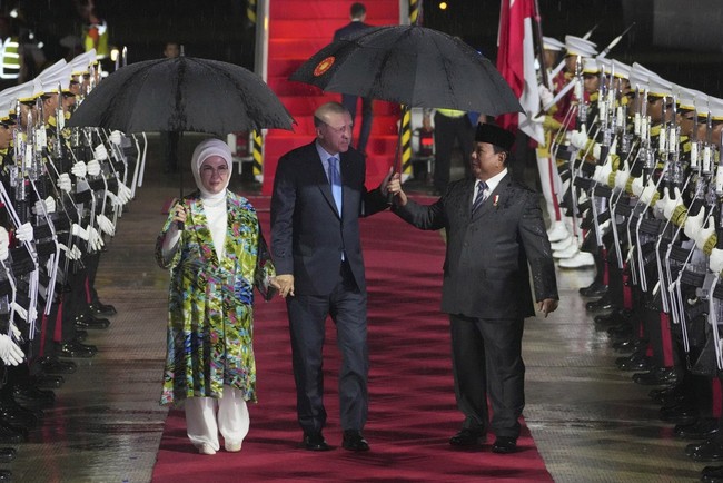 Akrabnya Prabowo Sampai Sambut Langsung Erdogan di Bandara