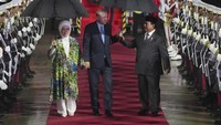 Jajar kehormatan menyambut kedatangan Erdogan. Erdogan terlihat memayungi Prabowo di tengah hujan mengguyur saat ketibaannya. AP/Achmad Ibrahim