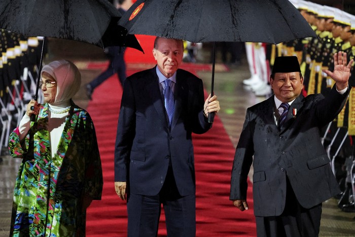 Indonesian President Prabowo Subianto waves as Turkish President Tayyip Erdogan and his wife Emine Erdogan arrive at military airbase operation Halim Perdanakusuma in Jakarta, Indonesia, February 11, 2025. REUTERS/Ajeng Dinar Ulfiana