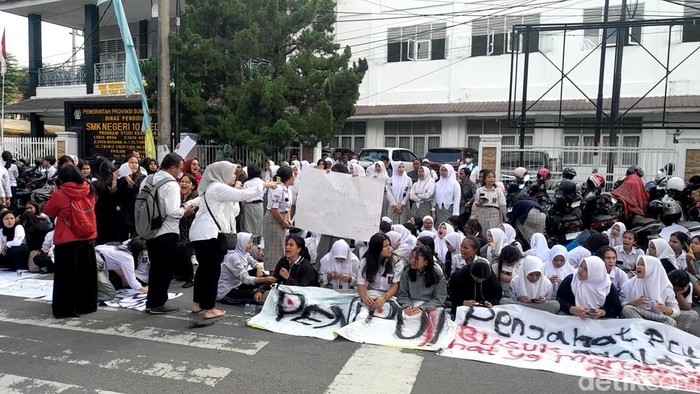 Orang tua dan siswa SMK Negeri 10 Medan demonstrasi karena tidak bisa ikut SNBP (Foto: Nizar Aldi/detikSumut)