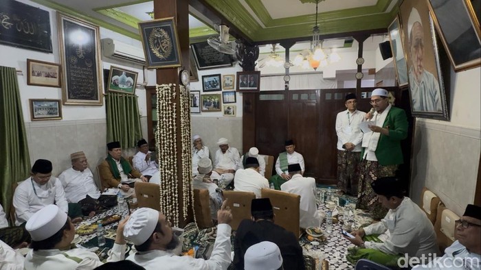 Para petinggi PPP melakukan pertemuan di kediaman mendiang Kiai Haji Maimoen Zubair atau Mbah Moen di Karangmangu, Sarang, Rembang, Rabu (12/2/2025).