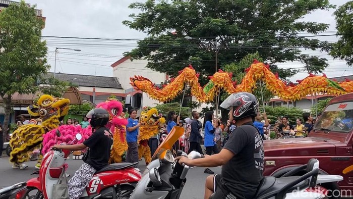Parade Barongsai Semarakkan Cap Go Meh di Kota Blitar Parade Barongsai Semarakkan Cap Go Meh di Kota Blitar