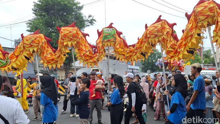 Parade Barongsai Semarakkan Cap Go Meh di Kota Blitar