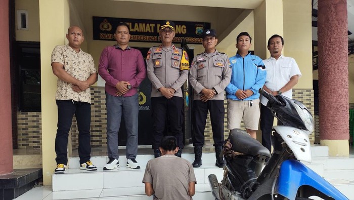 Pelaku pencurian burung di Lamongan saat ditangkap