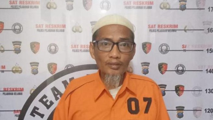 Pelaku saat diamankan di kantor polisi. (Dok. Polres Pelabuhan Belawan)