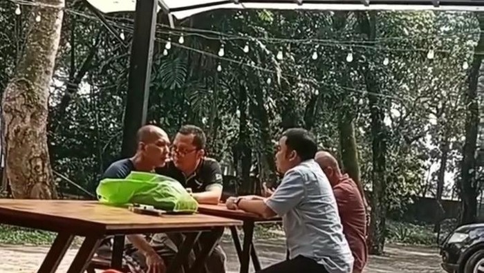 Pelaku UMKM dan Kabid Sarana Prasarana dan Kemitraan Dispora Medan cekcok di Taman Cadika (Istimewa)