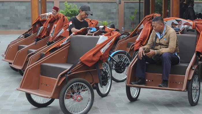 Pembagian becak listrik di Klaten Petugas menata becak listrik yang akan diserahkan kepada pengemudi becak di Juwiring, Klaten, Jawa Tengah, Rabu (12/2/2025). Persatuan Becak Listrik Indonesia (PBLI) bekerja sama dengan PT LEN membagikan 40 becak listrik ramah lingkungan yang bertujuan untuk membantui pengemudi becak khususnya yang berusia lanjut di atas 60 tahun. ANTARA FOTO/Aloysius Jarot Nugroho/nz.