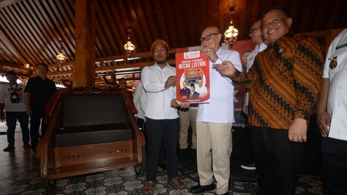 Petugas menata becak listrik yang akan diserahkan kepada pengemudi becak di Juwiring, Klaten, Jawa Tengah, Rabu (12/2/2025).  Persatuan Becak Listrik Indonesia (PBLI) bekerja sama dengan PT LEN membagikan 40 becak listrik ramah lingkungan yang bertujuan untuk membantui pengemudi becak khususnya yang berusia lanjut di atas 60 tahun. ANTARA FOTO/Aloysius Jarot Nugroho/nz.
