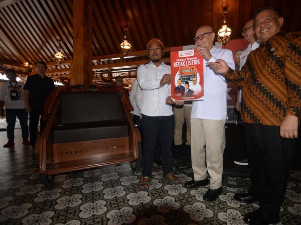 Potret Wamen UMKM Bagi-bagi Becak Listrik