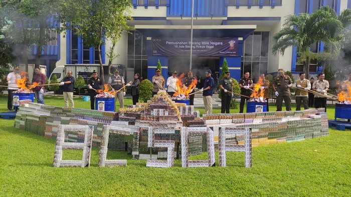 Pemusnahan rokok ilegal di Sidoarjo