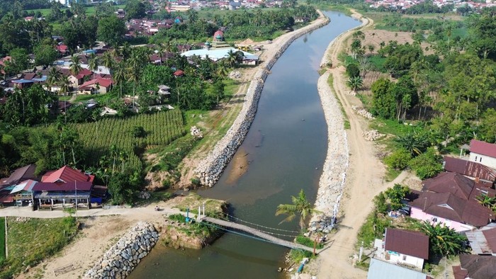 Foto udara pembangunan tanggul pengendali banjir di sungai  Batang Kandis, Batipuh Panjang, Padang, Sumatera Barat, Rabu (12/2/2025). Balai Wilayah Sungai Sumatera V membangun pengendalian banjir di wilayah itu dengan normalisasi sungai Batang Kandis dimulai pada 2024 yang ditargetkan selesai pada 2025. ANTARA FOTO/Iggoy el Fitra/nz