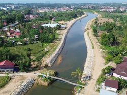 Penampakan dari Udara Pembangunan Tanggul Pengendali Banjir di Padang