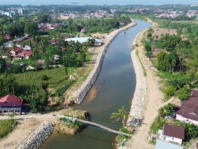 Penampakan dari Udara Pembangunan Tanggul Pengendali Banjir di Padang