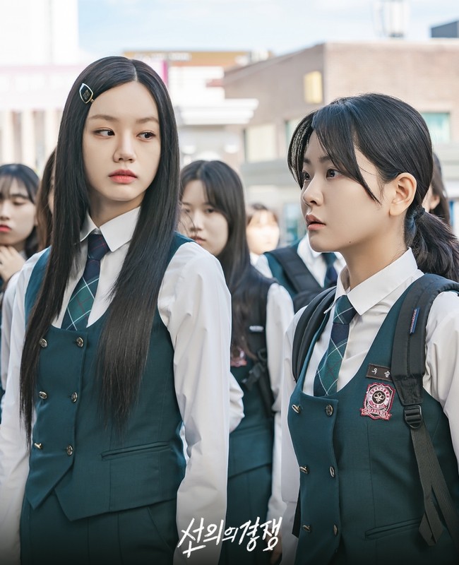 Dalam drama adaptasi webtoon, Friendly Rivalry, Hyeri memerankan karakter Yoo Jae Yi. Dia menjadi siswi yang diidolakan karena punya paras cantik, unggul dalam pelajaran, dan berasal dari keluarga kaya. Namun, mengembangkan obsesi terhadap seorang siswi pindahan baru bernama Woo Seul Gi. Foto: dok. Instagram @xplusu.series