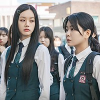 Dalam drama adaptasi webtoon, Friendly Rivalry, Hyeri memerankan karakter Yoo Jae Yi. Dia menjadi siswi yang diidolakan karena punya paras cantik, unggul dalam pelajaran, dan berasal dari keluarga kaya. Namun, mengembangkan obsesi terhadap seorang siswi pindahan baru bernama Woo Seul Gi. Foto: dok. Instagram @xplusu.series