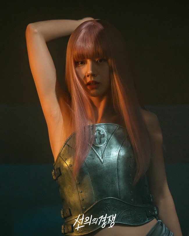 Kontras dengan citranya sebagai siswi nomor satu di SMA Chaehwa, Jae Yi tampak menari di klub, mengekspresikan dirinya memakai wig berwarna pink yang mencolok. Foto: dok. Instagram @xplusu.series