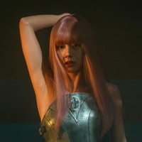 Kontras dengan citranya sebagai siswi nomor satu di SMA Chaehwa, Jae Yi tampak menari di klub, mengekspresikan dirinya memakai wig berwarna pink yang mencolok. Foto: dok. Instagram @xplusu.series