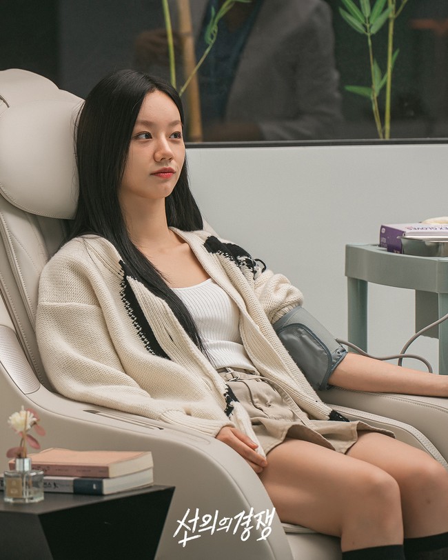 Sejumlah penggemar tidak mengira Hyeri akan membintangi drama berunsur GL atau girls love. Sedangkan yang lain menganggap Hyeri sudah lepas dari karakter ikonik, Deok Sun yang melekat pada dirinya di drama Korea Reply 1988. Mantan kekasih Ryu Jun Yeol itu kini menebarkan aura girl crush. Foto: dok. Instagram @xplusu.series