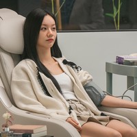 Sejumlah penggemar tidak mengira Hyeri akan membintangi drama berunsur GL atau girls love. Sedangkan yang lain menganggap Hyeri sudah lepas dari karakter ikonik, Deok Sun yang melekat pada dirinya di drama Korea Reply 1988. Mantan kekasih Ryu Jun Yeol itu kini menebarkan aura girl crush. Foto: dok. Instagram @xplusu.series