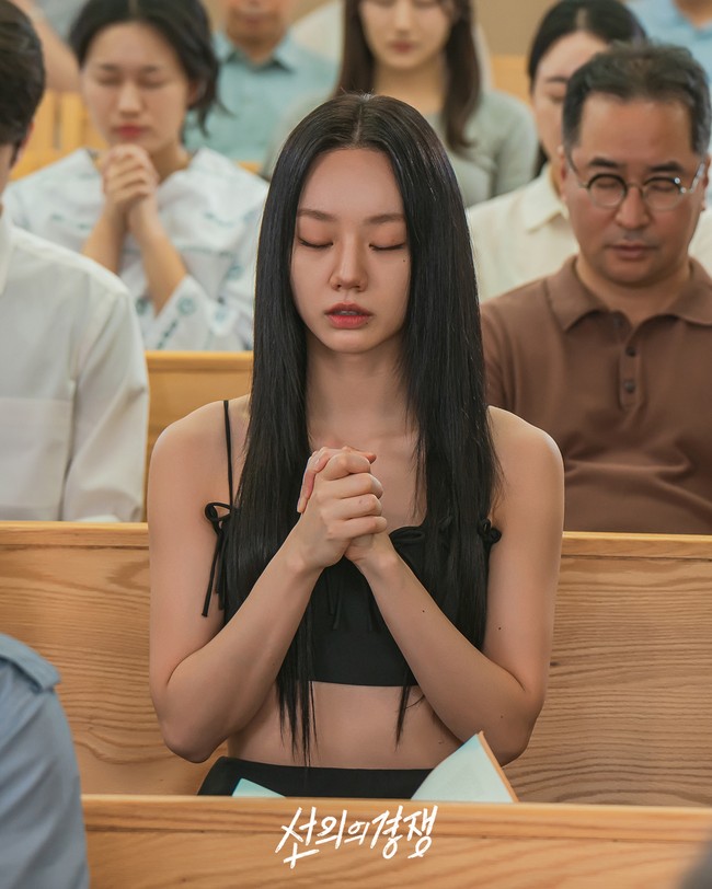 Saat mengundang lawan mainnya, Kang Hyewon eks IZ*ONE di acara YouTube-nya, Hyeri mengungkapkan bahwa dia membeli semua pakaian dan aksesoris mewah yang cocok untuk karakter Yoo Jae Yi karena tidak ada sponsor untuk drama Korea Friendly Rivalry. Termasuk koleksi tas desainernya. Foto: dok. Instagram @xplusu.series