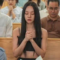 Saat mengundang lawan mainnya, Kang Hyewon eks IZ*ONE di acara YouTube-nya, Hyeri mengungkapkan bahwa dia membeli semua pakaian dan aksesoris mewah yang cocok untuk karakter Yoo Jae Yi karena tidak ada sponsor untuk drama Korea Friendly Rivalry. Termasuk koleksi tas desainernya. Foto: dok. Instagram @xplusu.series