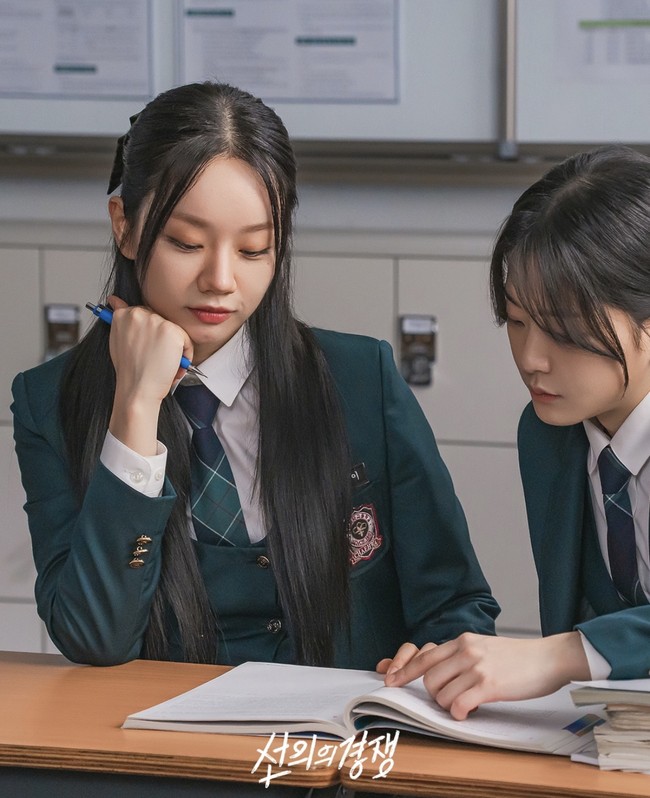 Dalam dua episode pertama Friendly Rivalry, penggemar melihat bagaimana karakter Hyeri menyelamatkan siswi pindahan baru yang dirundung di SMA Chaehwa. Jae Yi menawarkan persahabatan dan mengundang Seul Gi ke rumahnya. Penggemar dibuat bertanya-tanya dengan motif misteriusnya mendekati Seul Gi. Foto: dok. Instagram @xplusu.series