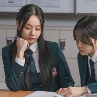 Dalam dua episode pertama Friendly Rivalry, penggemar melihat bagaimana karakter Hyeri menyelamatkan siswi pindahan baru yang dirundung di SMA Chaehwa. Jae Yi menawarkan persahabatan dan mengundang Seul Gi ke rumahnya. Penggemar dibuat bertanya-tanya dengan motif misteriusnya mendekati Seul Gi. Foto: dok. Instagram @xplusu.series