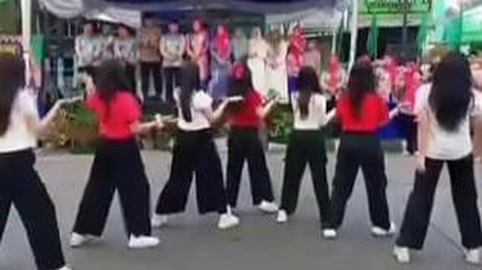 Penampilan tarian di pawai budaya dalam acara pembukaan MTQ tingkat Kecamatan Medan Kota (Istimewa)