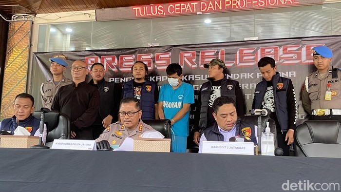 Polda Jateng mengungkap pelaku kasus pencurian mobil yang sempat menabrak tiga anggota Resmob Ditreskrimum Polda Jateng, di Polda Jateng, Kecamatan Semarang Selatan, Rabu (12/2/2025).
