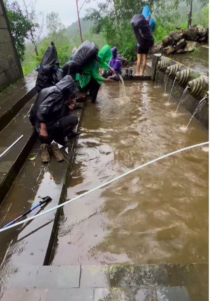 Pendaki cuci sepatu di kolam pemandian Patirtan Septo Resi