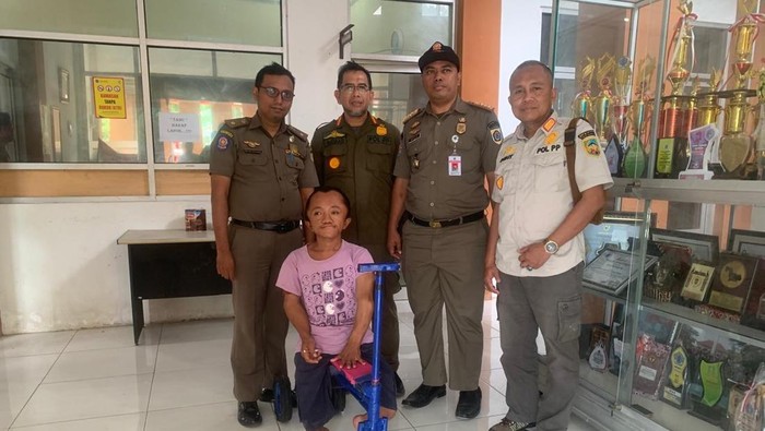 Pengemis viral sundut rokok dikembalikan ke daerah asalnya usai menjalani pembinaan di rumah singgah Dinsospermades Banyumas. Foto diunggah Rabu (12/2/2025).