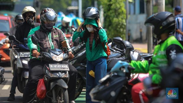 Pengemudi ojek online (ojol) menunggu orderan di area Palmerah, Jakarta, Rabu (12/2/2025). Masyarakat Transportasi Indonesia (MTI) mengusulkan agar ojek online di Jakarta bisa mendapatkan bahan bakar minyak (BBM) subsidi dengan langkah menggunakan plat kuning dalam upaya mendorong masyarakat untuk beranjak ke pikulan umum. (detikai.com/Faisal Rahman)