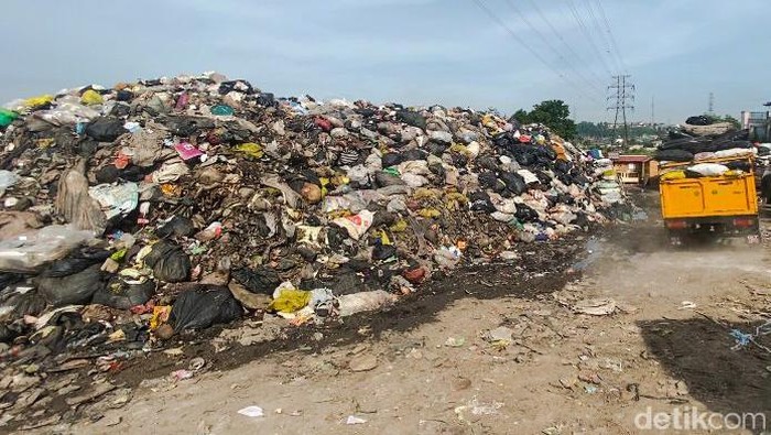 Penumpukan Sampah di Kantor UPT Kebersihan KBB