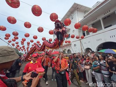 Potret Kemeriahan Arak-arakan Cap Go Meh di Cirebon