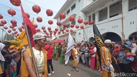 Tidak sedikit masyarakat yang berkerumun demi bisa menyaksikan secara langsung perayaan Cap Go Meh di Kota Cirebon.