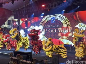 Ribuan Warga Tumplek Blek Nikmati Perayaan Cap Go Meh di Balai Kota Surabaya