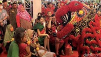Perayaan Cap Go Meh di Balai Kota Surabaya dimeriahkan dengan berbagai penampilan menarik. Mulai dari musik oriental Kemuning, barongsai dengan musik tambur, hingga tari-tarian dan musik klasik mandarin.