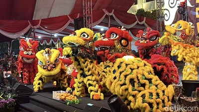 Ribuan Warga Rayakan Cap Go Meh di Balai Kota Surabaya