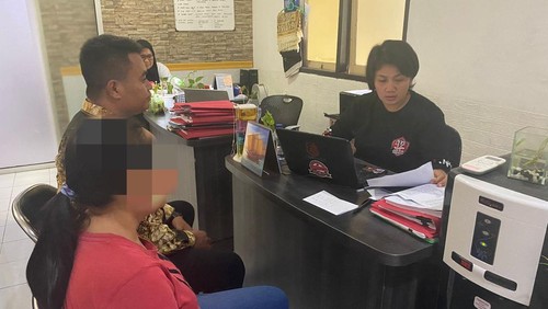 Perempuan berinisial DL (32) asal Desa Tanak Awu, Kecamatan Pujut, Lombok Tengah, seusai ditangkap Ditreskrimum NTB terkait kasus TPPO. (Istimewa)