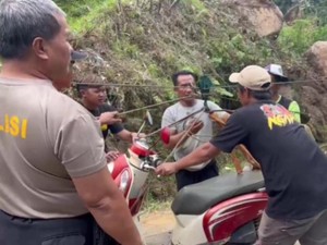 Ramai Penyeberangan Tali di Petrungkriyono Kini Berbayar, Polisi Turun Tangan