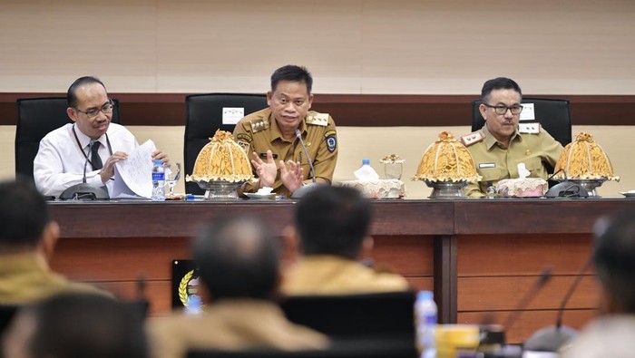 Pj Gubernur Sulsel Prof Fadjry Djufry saat rapat bersama ASN.