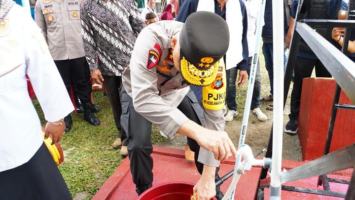 Polda Babel bangun sumur bor.
