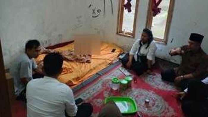 Polisi besuk korban pelajar yang dianiaya di Bengkulu.