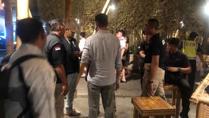 Polisi mendatangi Finns Beach Club usai keributan bule versus sekuriti, Selasa (11/2/2025) malam.