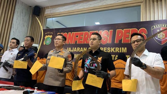 Polisi menetapkan 9 orang sebagai tersangka tawuran yang menewaskan remaja di Penjaringan, Jakut. Belasan orang lain masih diperiksa. (ANTARA/Mario Sofia Nasution)