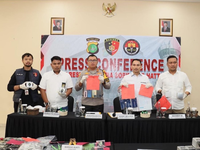 Polres Bandara Soetta menggelar konferensi pers dalam keterangannya, Rabu (12/2/2025).