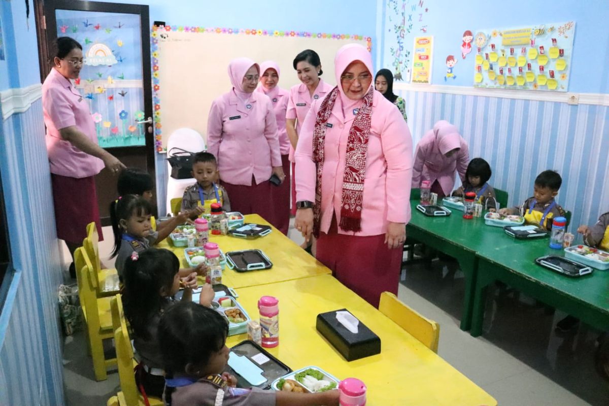 Cerianya Murid TK Kota Mojokerto Santap Makan Bergizi dari YKB Jatim