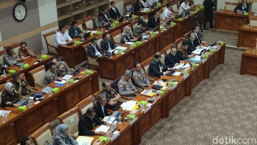 Polri berbicara di rapat Komisi III DPR soal efisiensi anggaran, 12 Februari 2025. (Dwi Rahmawati/detikcom)