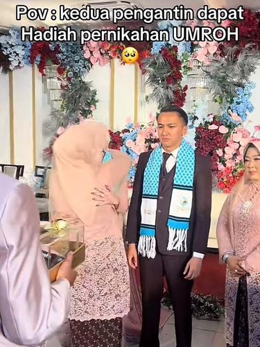 Postingan pengantin mendapatkan hadiah umrah dari kedua orang tua bikin haru, unggahan video tersebut langsung viral di TikTok.